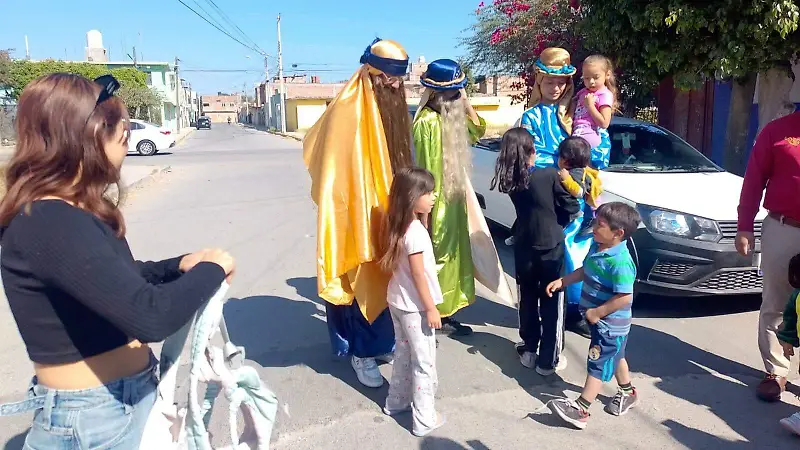 Los jóvenes se disfrazaron de los Reyes Magos para entregar juguetes y convivir con los más pequeños del hogar.